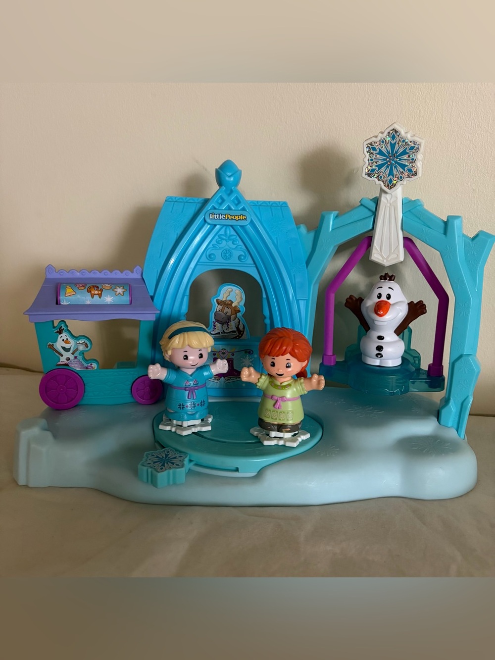 Frozen Arendelle Winter Wonderland Little People Playset w/ Anna Elsa and Olaf!